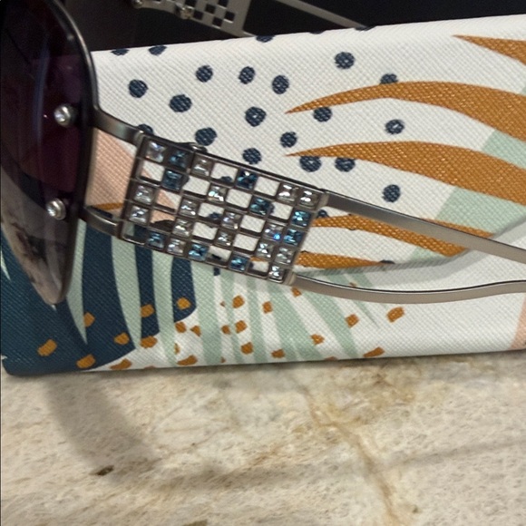 Badgley Mischka Gradient Sunglasses with Tropical Case main image 6
